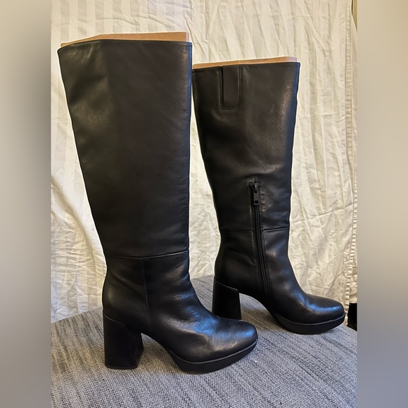 New in box LEATHER comfortable heeled boots! - Picture 12 of 17